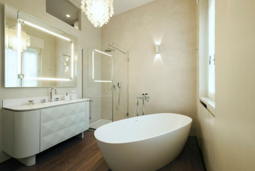 The apartment is located in the heart of the elegant Brera district. The bathroom’s walls and floor have contrasting tones and the furniture has a warm beige tone bringing warmth to the environment.